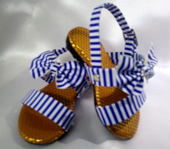 sandalias para niñas blancas a rayas azules