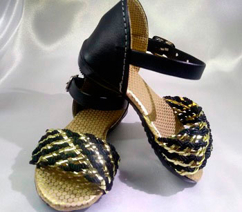 Sandalias negras con dorado hot sale